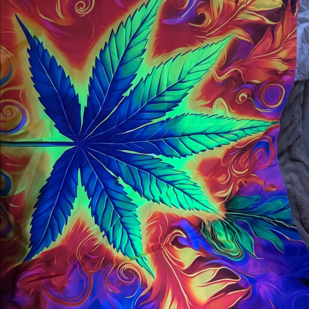 NWOT UV-Reactive Rainbow Leaf Tapestry - Vibrant Multicolor Wall Decor